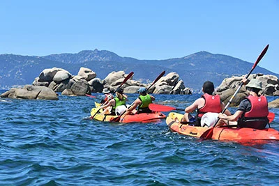 Photos de plusieurs personnes et kayak en mer de Corse